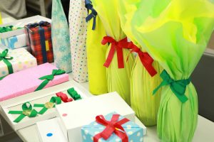 プレゼントBOXからビンまで、様々なものをラッピング🎁🍾